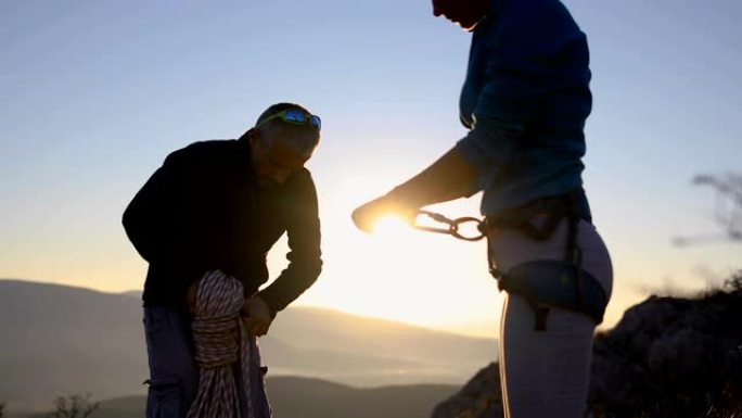 快乐的年轻夫妇打包登山设备在阿尔卑斯山徒步旅行