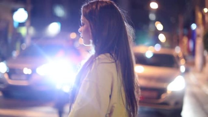 夜生活慢动作中晚上在城市过街散步的美女