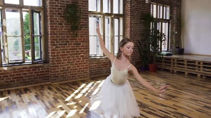 穿着白色短裙的优雅迷人芭蕾舞演员在芭蕾舞学校表演古典舞。穿着白色连衣裙的年轻苗条芭蕾舞演员在演播室表