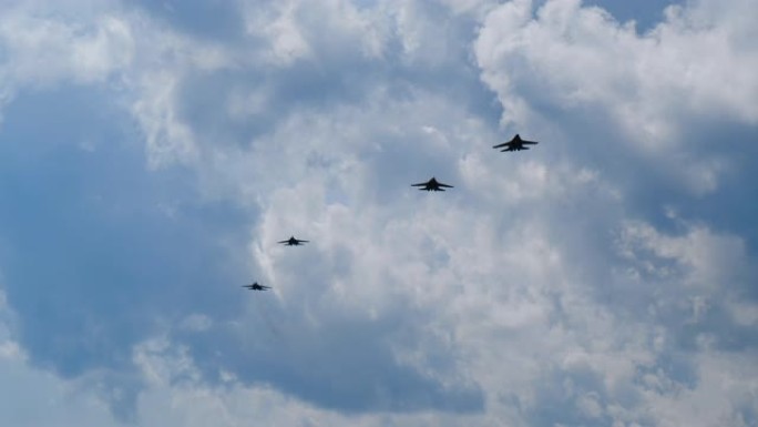 四架喷气式飞机以慢动作进近，近距离飞行时进行攻击和机动。