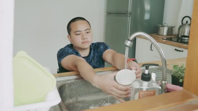 残疾人洗杯子-股票视频
