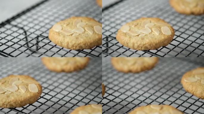 烤盘上美味的自制无麸质杏仁饼干。