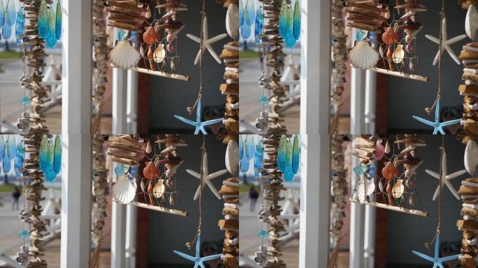 航海风格的挂贝壳装饰，海滨蓝色木制度假屋，太平洋海岸，美国加利福尼亚。海风吹拂下海滨别墅的室内装饰。