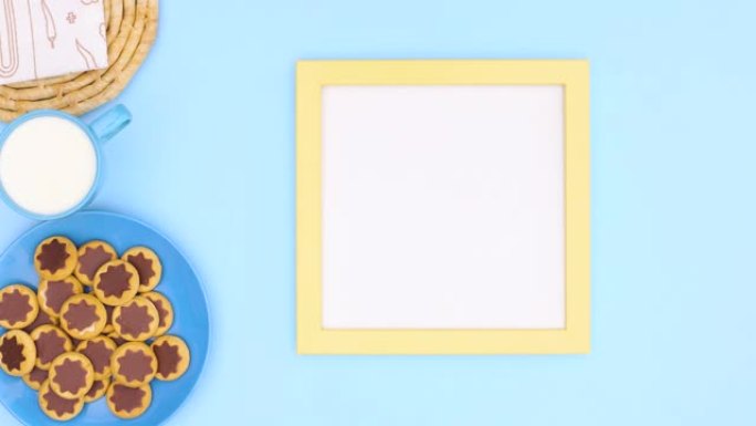 食谱框架以蓝色主题出现，盘子里有饼干，杯子里有牛奶。停止运动