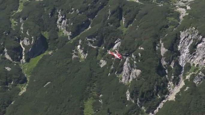 高山救援直升机在高山上执行旅游救援任务