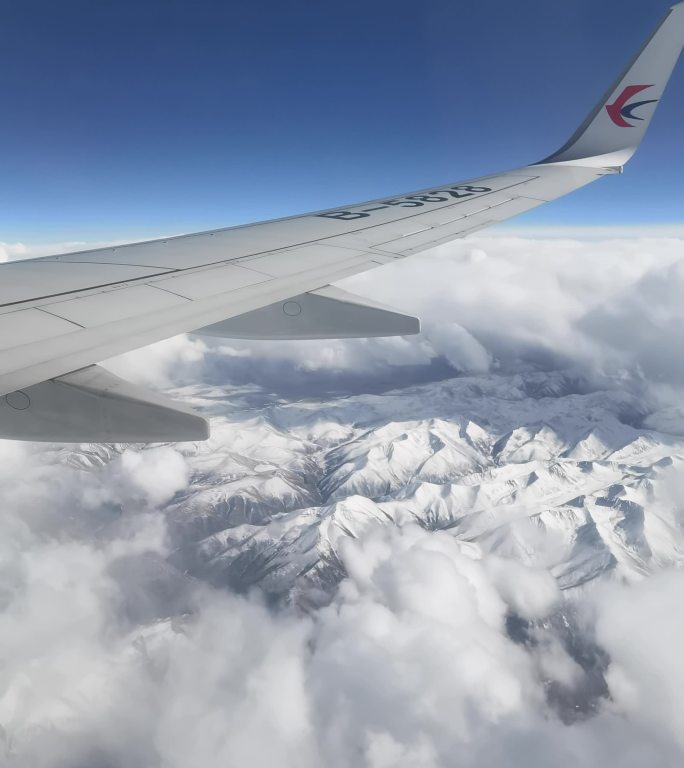 飞机上空俯瞰西藏的千座雪山