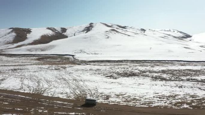 在蒙古偏远山区公路上的货车鸟瞰图