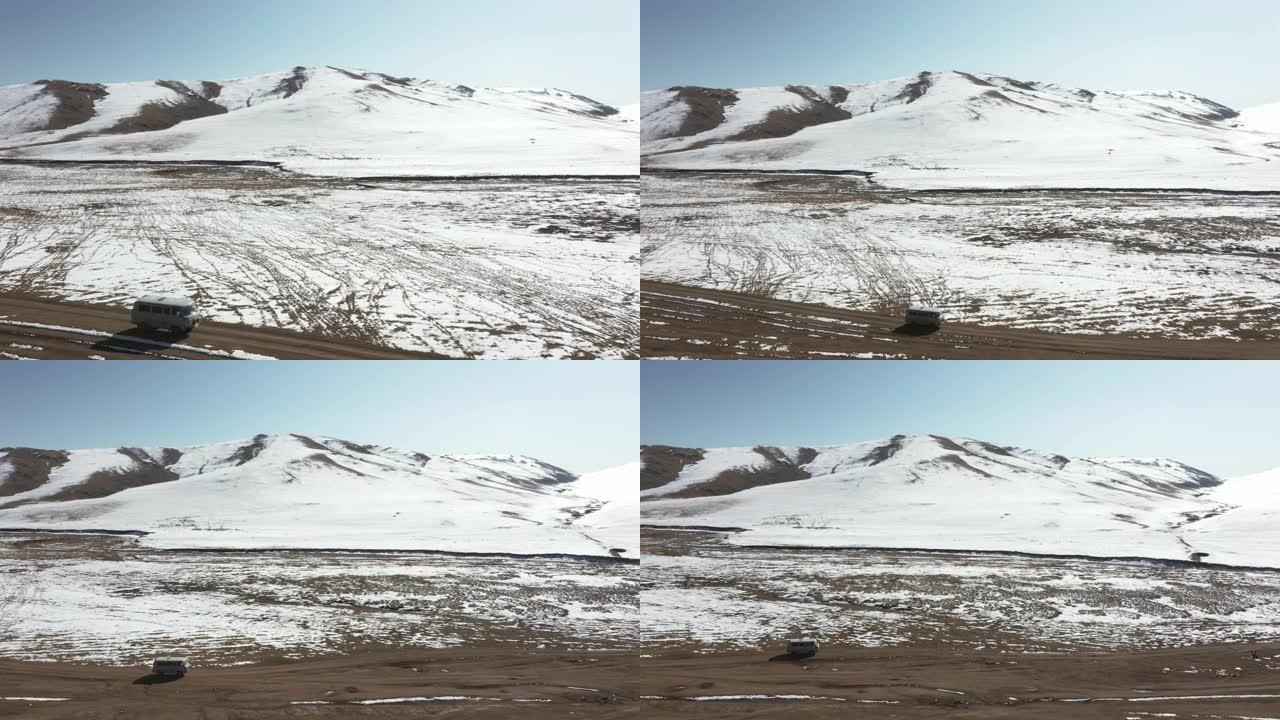 在蒙古偏远山区公路上的货车鸟瞰图