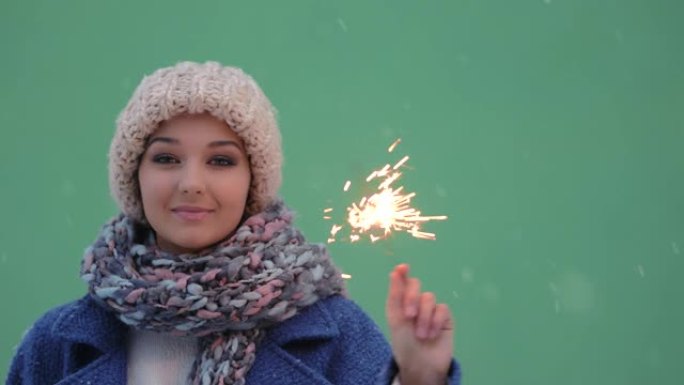 燃烧火光的冬季年轻女子肖像