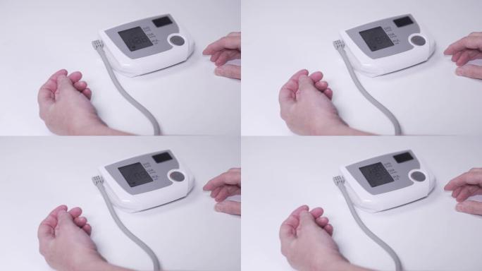 成熟的女人在家测量血压