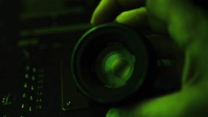 绿色rgb灯内出色的手动相机镜头，手动调节4k镜头的虹膜