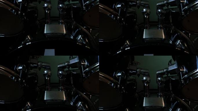 黑色鼓包特写。音乐家组合着鼓。用于击鼓演奏的乐器设备。低调、黑暗喜怒无常的摇滚金属音乐风格。