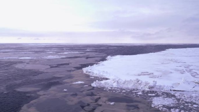 破冰船航行穿过北冰洋