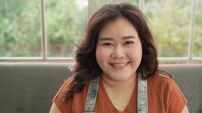 肖像，可爱的微笑和迷人的亚洲胖女人。