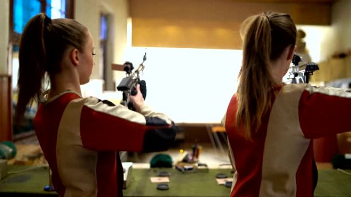 女子运动射手训练两个女孩帅气背影