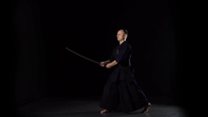 剑道战士用黑底的武士刀练习武术