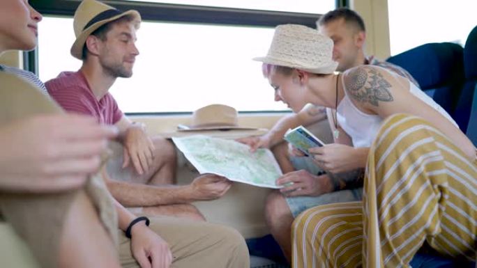 阅读地图和手册旅行的人旅游的人看地图