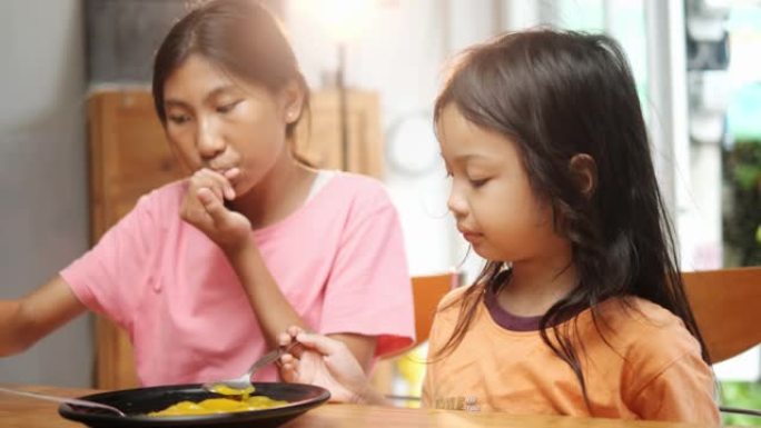 亚洲女孩在家一起吃自制明胶甜食，生活方式理念。