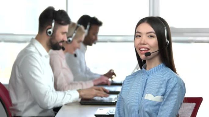 办公室里的亚洲女孩称赞她的同事。