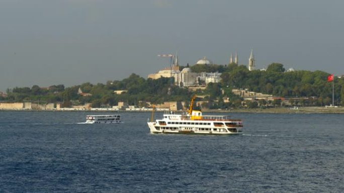 伊斯坦布尔著名景点背景上的渡轮