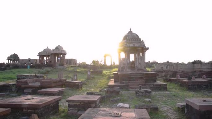 在印度古吉拉特邦Bhuj，阳光照耀下，古老的历史纪念碑Chhatardi。