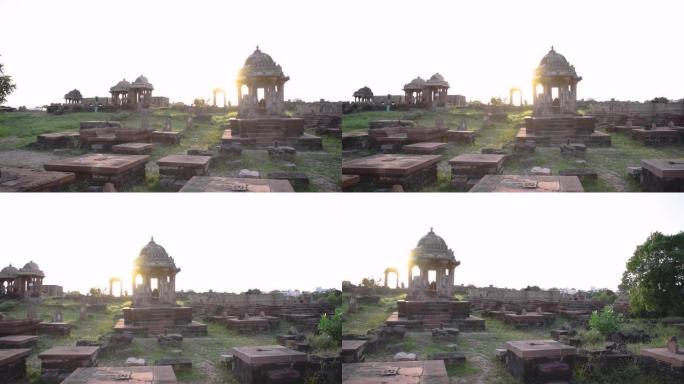 在印度古吉拉特邦Bhuj，阳光照耀下，古老的历史纪念碑Chhatardi。