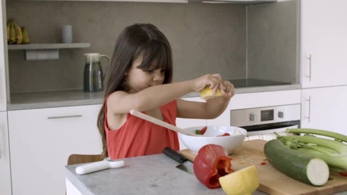 可爱的小女孩自己做饭