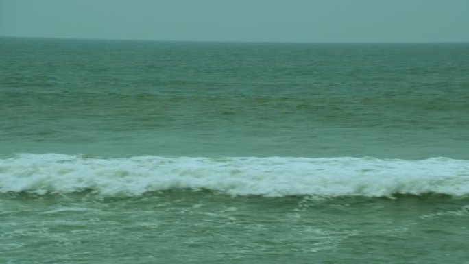 非常巨大的海浪以高速行驶，并在阳光明媚的日子里以不可侵犯的力量生长，从海滩上看到海潮
