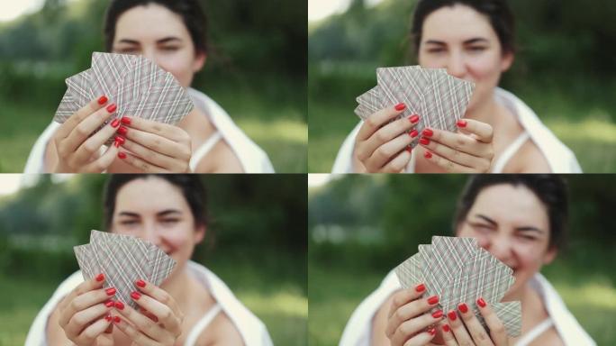 拿着扑克牌扇子的年轻女子特写