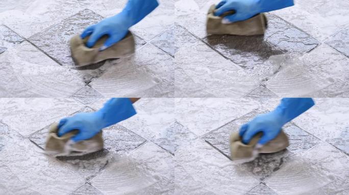 用海绵清洁瓷砖地板。