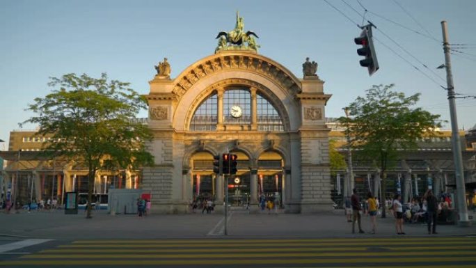 日落时间卢塞恩市交通街火车站广场拱门慢动作全景4k瑞士