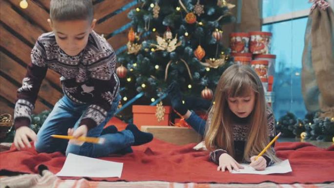 圣诞节下的兄弟姐妹向圣诞老人写愿望清单，最终完美的想法越过了男孩的脑海。