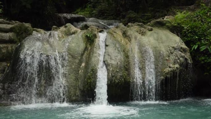 美丽的热带瀑布。菲律宾、棉兰老岛