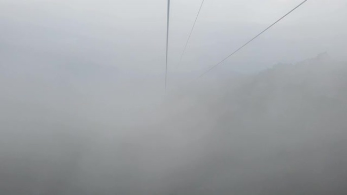 越南范西潘传奇的雾缆车视图