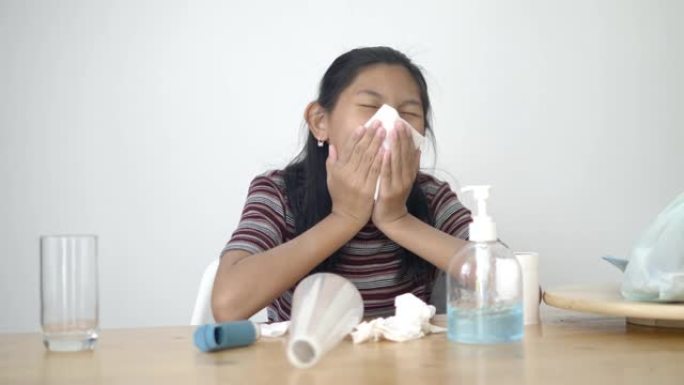 亚洲女孩服用哮喘吸入器有助于在家中呼吸，健康和药物concep