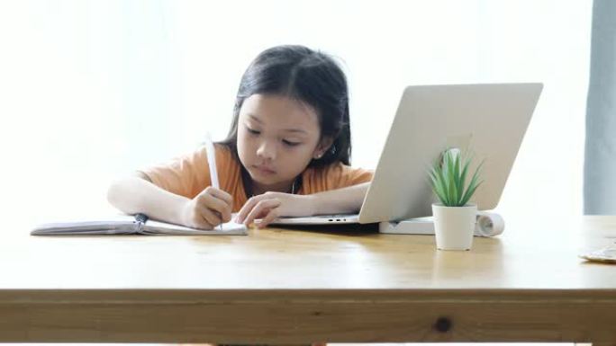 亚洲女孩在新型冠状病毒肺炎期间学习家庭电子学习，生活方式概念。