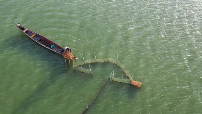 在宋卡湖的一艘渔船上空飞行