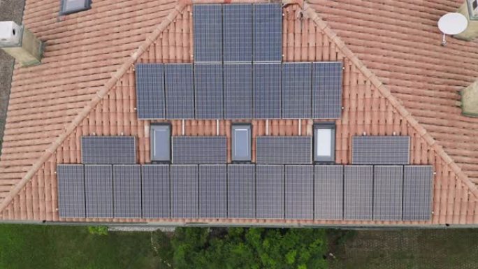 太阳能电池板，zenital放大安装在家庭屋顶上的家用光伏电池板的空中拍摄。可持续和可再生清洁能源图