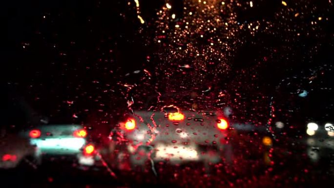 大雨夜间交通