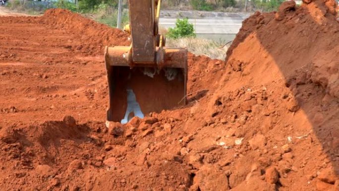 挖掘机铲斗在阳光施工现场挖土