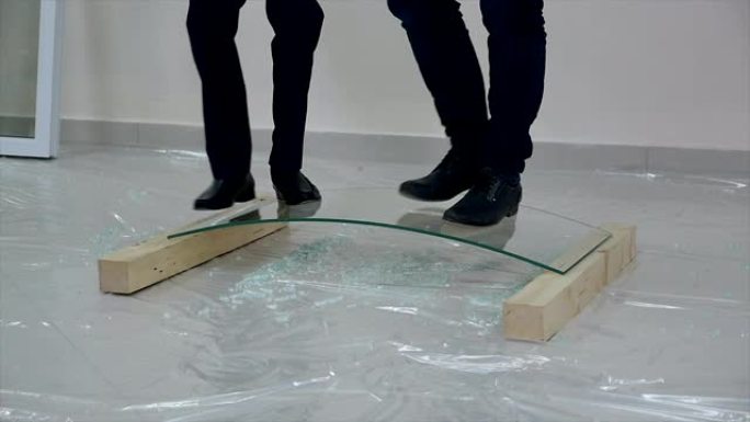 两名男子站在易碎的玻璃上