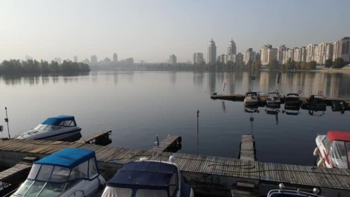 乌克兰，基辅16 2020年10月船站在河上，在阴霾中晴天。飞越船只和游艇，观看海鸥的飞行。无人机视