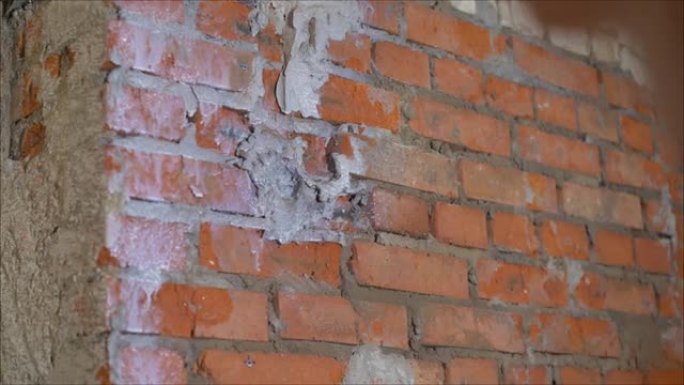 用底漆对砖墙进行底漆。在砖墙的背景下，吸顶刷刷和一桶沥青底漆用于防水。防水工具。