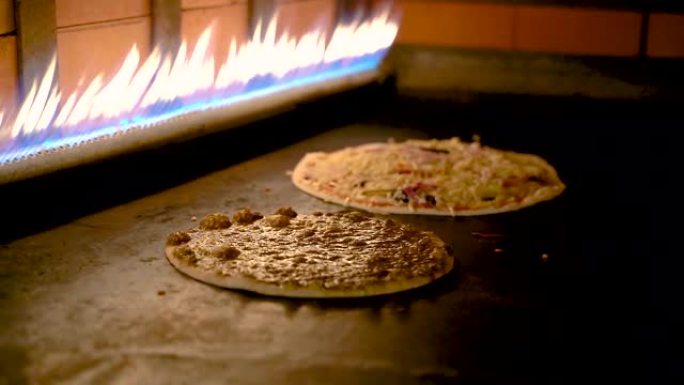 阿拉伯比萨饼在一家餐馆的煤气炉里煮。