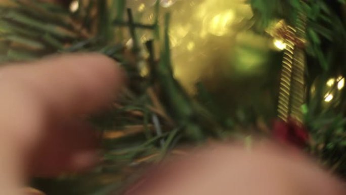 4k特写，亚洲手工检查圣诞树装饰，红色金属红球，金绳，新年装饰，节日活动，快乐，手持射击，拿着球，绿