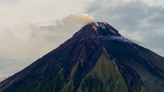 菲律宾黎牙实比的马永火山。马永火山是一座活火山，从阿尔拜湾海岸上升2462米