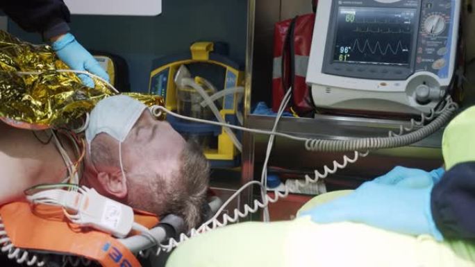 一组医护人员在救护车内抢救病人的慢动作视频