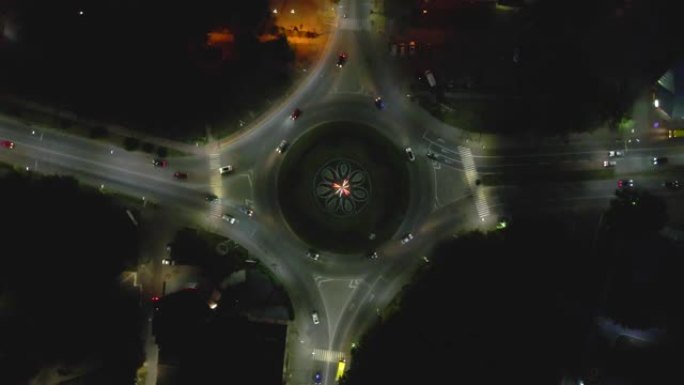 欧洲小城市夜间环行道路鸟瞰图