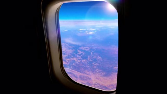 从高空飞行的商用飞机上的乘客窗口看