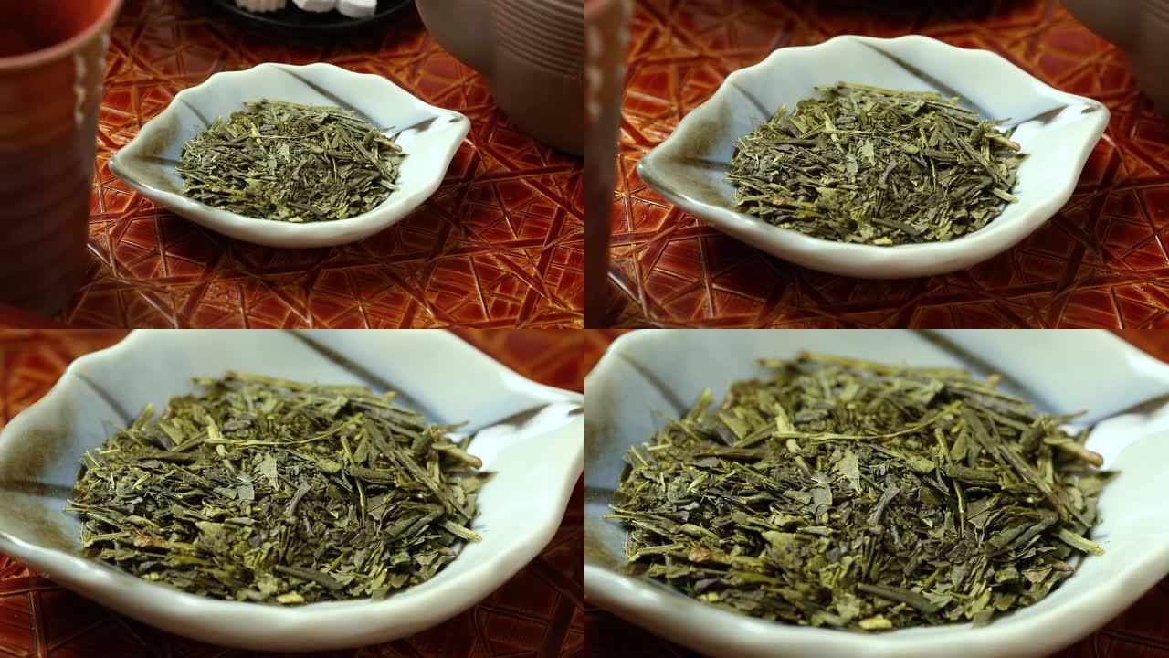 日本干绿茶叶放在小菜上
